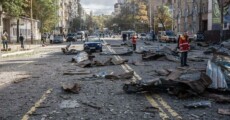 "Più di 10 missili sono stati inviati dal paese terrorista nella regione di Dnipropetrovsk - la polizia documenta le conseguenze di un attacco missilistico su larga scala", si legge sul profilo Twitter MFA of Ukraine,