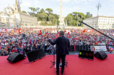 Il segretario generale della Cgil, Maurizio Landini, sul palco della manifestazione nazionale "Italia, Europa ascoltate il lavoro",