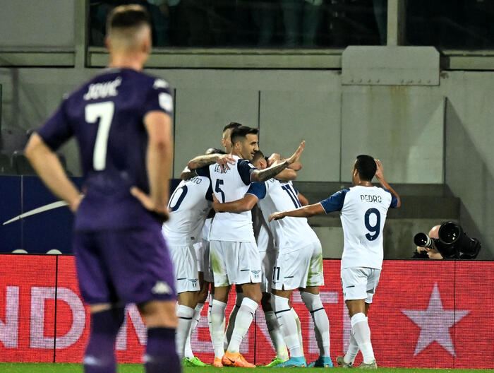 La Lazio festeggia la vittoria sul campo della Fiorentina