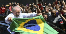 In una foto d'archivio Luiz Inacio Lula da Silva durante la campagna elettorale salutato dai suoi sostenitori