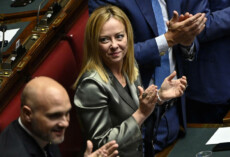 Giorgia Meloni in Parlamento applaude durante il discorso di Liliana Segre.
