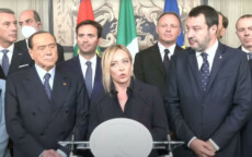 L'on Giorgia Meloni parla alla stampa dopo il brevissimo colloquio della coalizione di centrodestra con il presidente della Repubblica Sergio Mattarella, 21 ottobre 2022.
