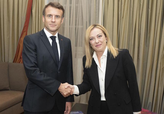 Stretta di mano tra il Presidente del Consiglio Giorgia Meloni e il Presidente francese Emmanuel Macron.