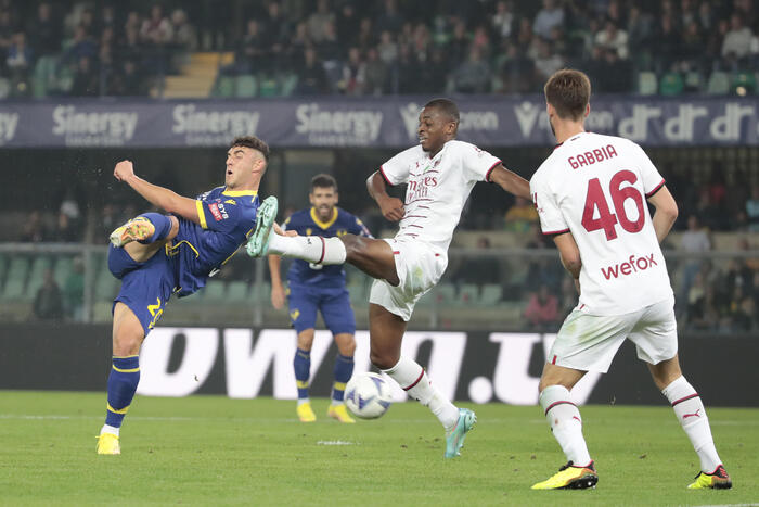 Roberto Piccoli Fikayo Tomori in azione durante Verona-Milan al Marcantonio Bentegodi stadium in Verona
