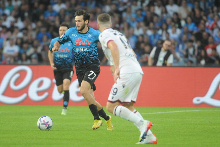 Khvicha Kvaratskhelia in azione nella partita vinta dal Napoli sul Bologna 3-2.