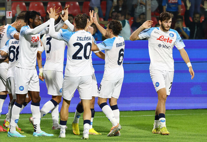 I giocatori del Napoli festeggiano il gol dell'1-2 contro la Cremonese.