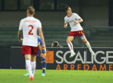 Nicolò Zaniolo festeggia dopo il gol dell1-1 cche segna la riscossa della Roma contro il Verona.