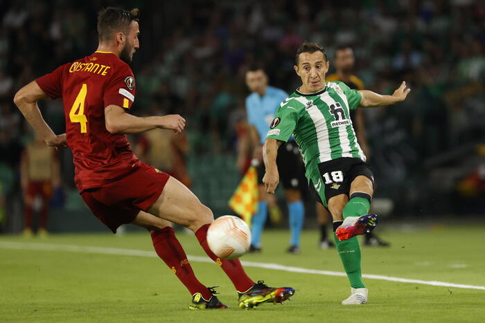 Andres Guardado e Bryan Cristante durante la partita Betis-Roma