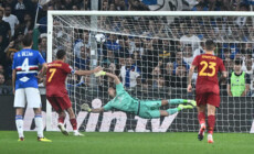 Lorenzo Pellegrini realizza il rigore che porta in vantaggio la Roma sulla Sampdoria