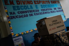 Casse con i voti elettronici in un seggio in Brasile..