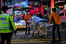 Ambulanze e personale medico in soccorso dei feriti nella notte di Halloween a Seul..