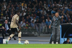 Luciano Spalletti dirige i suoi giocatori contro l'Ajax da bordo campo dello stadio Maradona