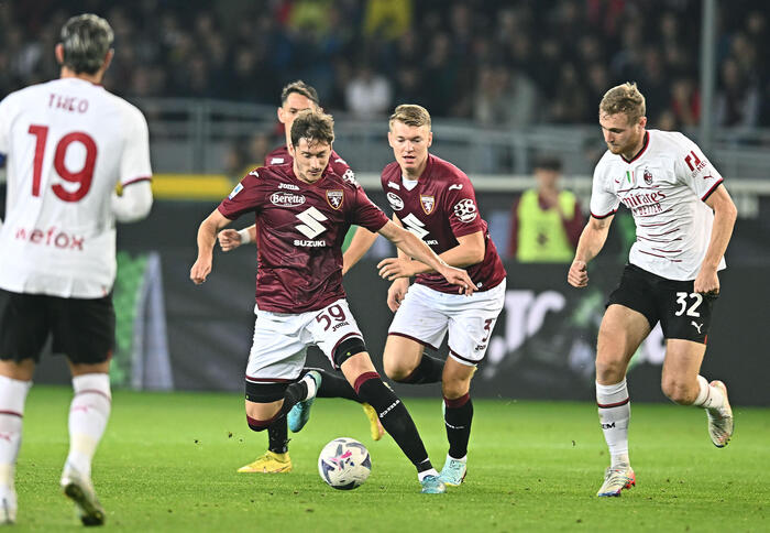 Contrasto tra Alexay Miranchuk e Tommaso Pobega nella partita vinta dal Torino sul Milan per 2-1.