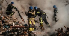 Pompieri ucraini al lavoro tra le macerie dopo l'esplosione del drone.