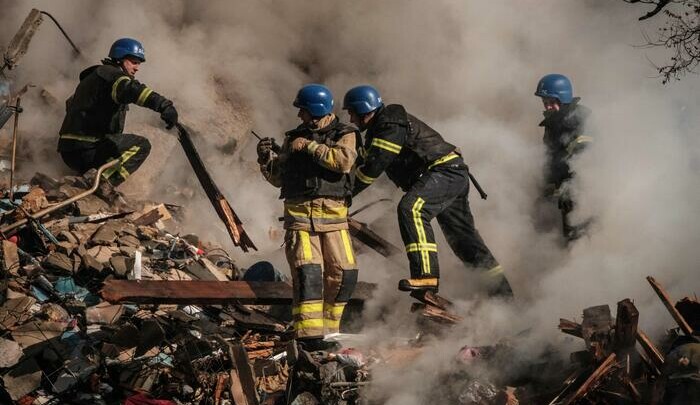 Pompieri ucraini al lavoro tra le macerie dopo l'esplosione del drone.