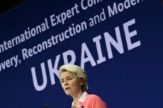 La Presidente della Commissione Europea Ursula von der Leyen durante il forum sugli aiuti all'Ucraina.
