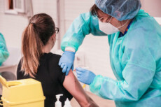 Una ragazza riceve una dose del vaccino anti-Covid nell'hub Valentino a Torino.