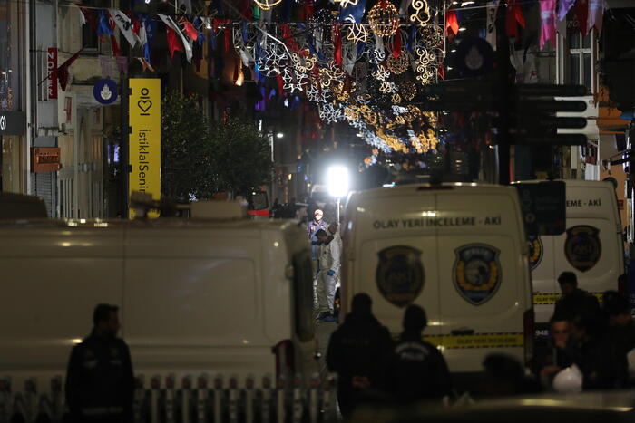 La polizia turca sul luogo dell'attentato terroristico.