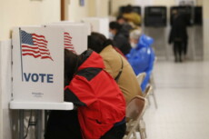 Persone votando in un seggio elettorale in San Francisco, California..