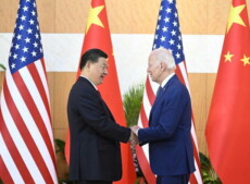 Stretta di mano tra il presidente cinese Xi Jinping e i presidente americano Joe Biden durante il summit del G20 in Bali, Indonesia.