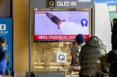 Coreani del nord guardano sullo schermo gigante il lancio del missile.