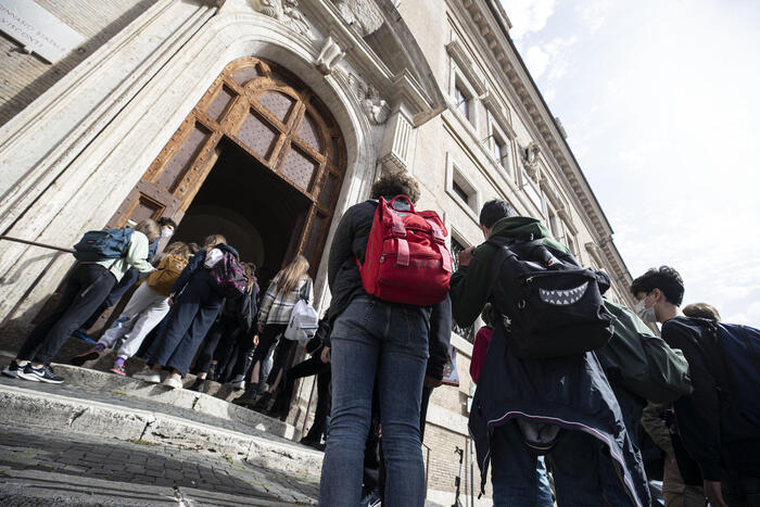 Studenti all'ingresso della scuola Visconti a Roma.