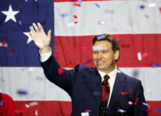 Il governatore della Florida Ron DeSantis festeggia la rielezione..