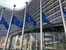 In una foto d'archivio le bandiere dell'Ue davanti al Parlamento europeo a mezz'asta, Bruxelles (Belgio), 20 luglio 2021