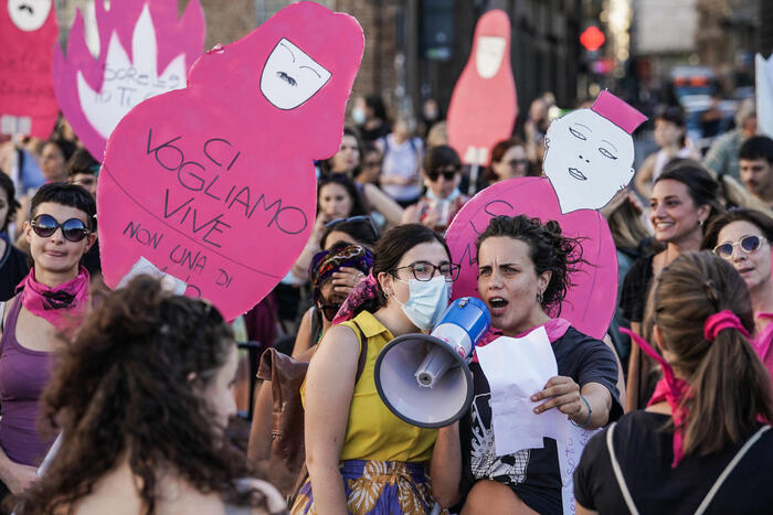 Manifestazione della rete nazionale Non Una di Meno contro femminicidi e violenze di genere in piazza Castello, Torino, 1 luglio 2021.