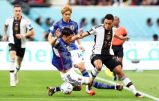 Jamal Musiala in azione contrastato da Hiroki Sakai (nella partita Germania-Giappone finita 1-2.