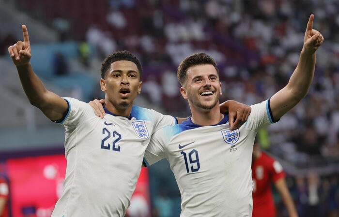 Gli inglesi Jude Bellingham e Mason Mount festeggiano il primo gol del 6-2 inflitto all'Iran.