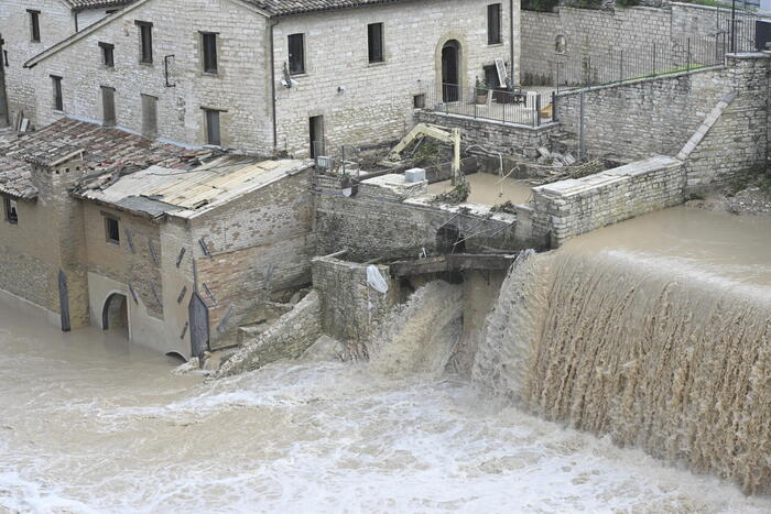 Il fiume Sanguerone a Sassoferrato, in provincia di Ancona durante il recente nubifragio di settembre 2022.