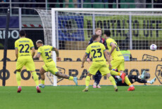 Federico Dimarco festeggia il gol che porta a 2 le marcature dell'Inter contro il Bologna.