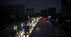 Una strada al buio a Kiev durante una simulazione di black out.