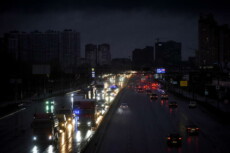 Una strada al buio a Kiev durante una simulazione di black out.