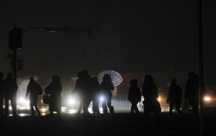 Ucraini in una via di Kiev al buio.