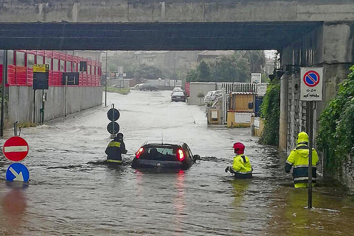 Un'auto bloccata dalla pioggia sotto un cavalcavia a Mercato san Severino (
