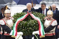 Il Presidente Sergio Mattarella in occasione della deposizione di una corona d’alloro sulla Tomba del Milite Ignoto all’Altare della Patria