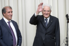 Il Presidente della Repubblica Sergio Mattarella, con l'Ambasciatore d'Italia a Berna Silvio Mignano, risponde al saluto di una rappresentanza della collettività italiana