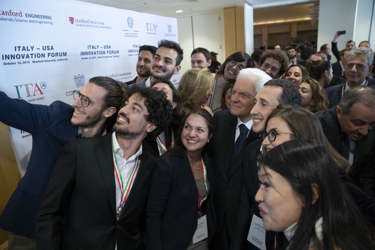 In una foto d'archivio il Presidente della Repubblica Sergio Mattarella tra un gruppo di giovani.