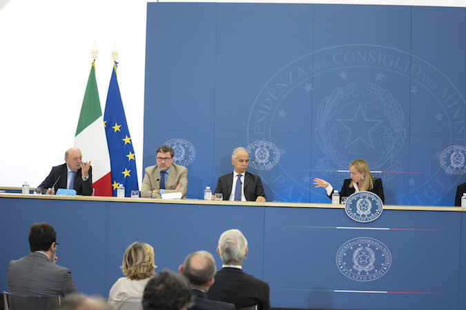 Il Presidente del Consiglio Giorgia Meloni e il ministro Giancarlo Giorgetti durante una conferenza stampa.
