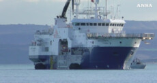 La Geo Barents inizia la manovra per entrare nel porto di Catania. (Frame video ANSA)