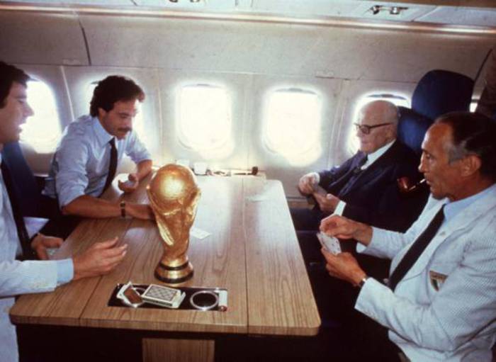La storica foto della partita a carte tra Zoff, Causio, il Presidente Pertini e il ct Bearzot sull'aereo di ritorno da Madrid dopo aver conquistato il Mondiale.