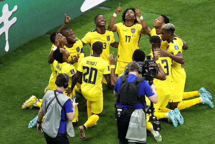 I giocatori dell'Ecuador festeggiano la vittoria sul Qatar nelle prima partita del Mondiale di calcio