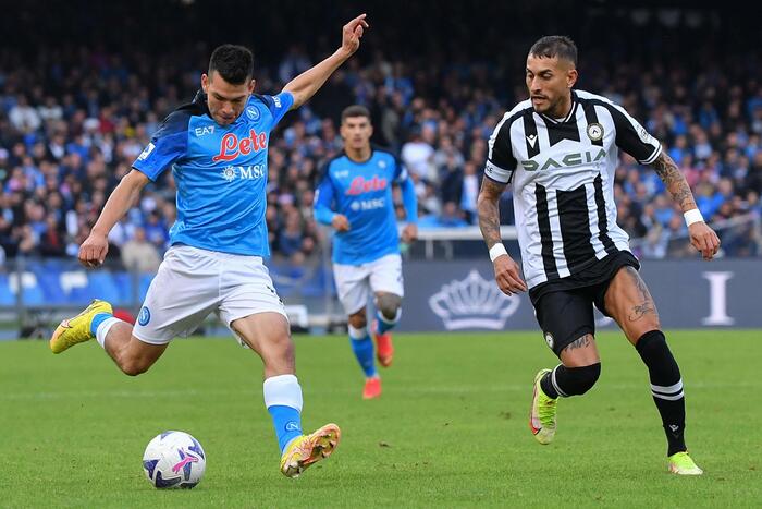 Hirving Lozano in azione nella partita vinta dal Napoli per 3-2 contro l'Udinese nello stadio Maradona