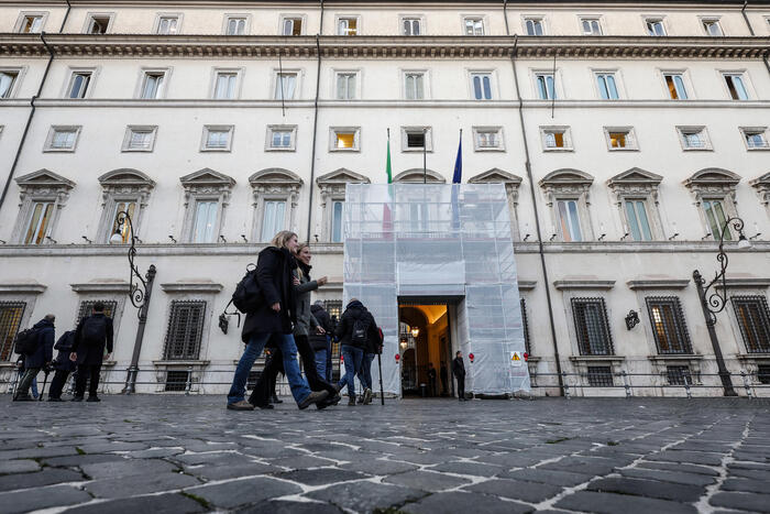 Una veduta esterna di Palazzo Chigi durante la riunione sulla manovra fra la premier Giorgia Meloni e i capigruppo di maggioranza, Roma,