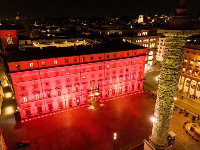La facciata di Palazzo Chigi illuminata di rosso in occasione della Giornata contro la violenza sulle donne. (Filippo Attili/Ufficio stampa Palazzo Chigi)