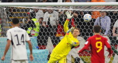 Manuel Neuer respinge un pallone durante Spagna-Germania in Qatar 2022.