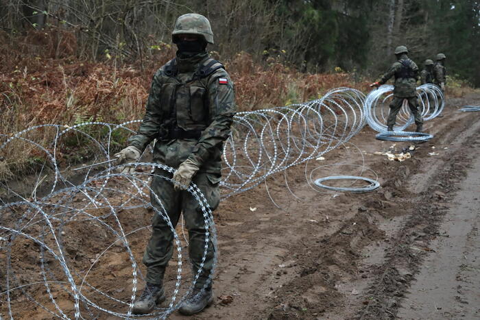 Soldati polacchi recintano una zona di confine