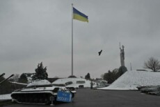 Paesaggio innevato intorno al "Monumento alle Madri della seconda Guerra Mondiale" in Ucraina